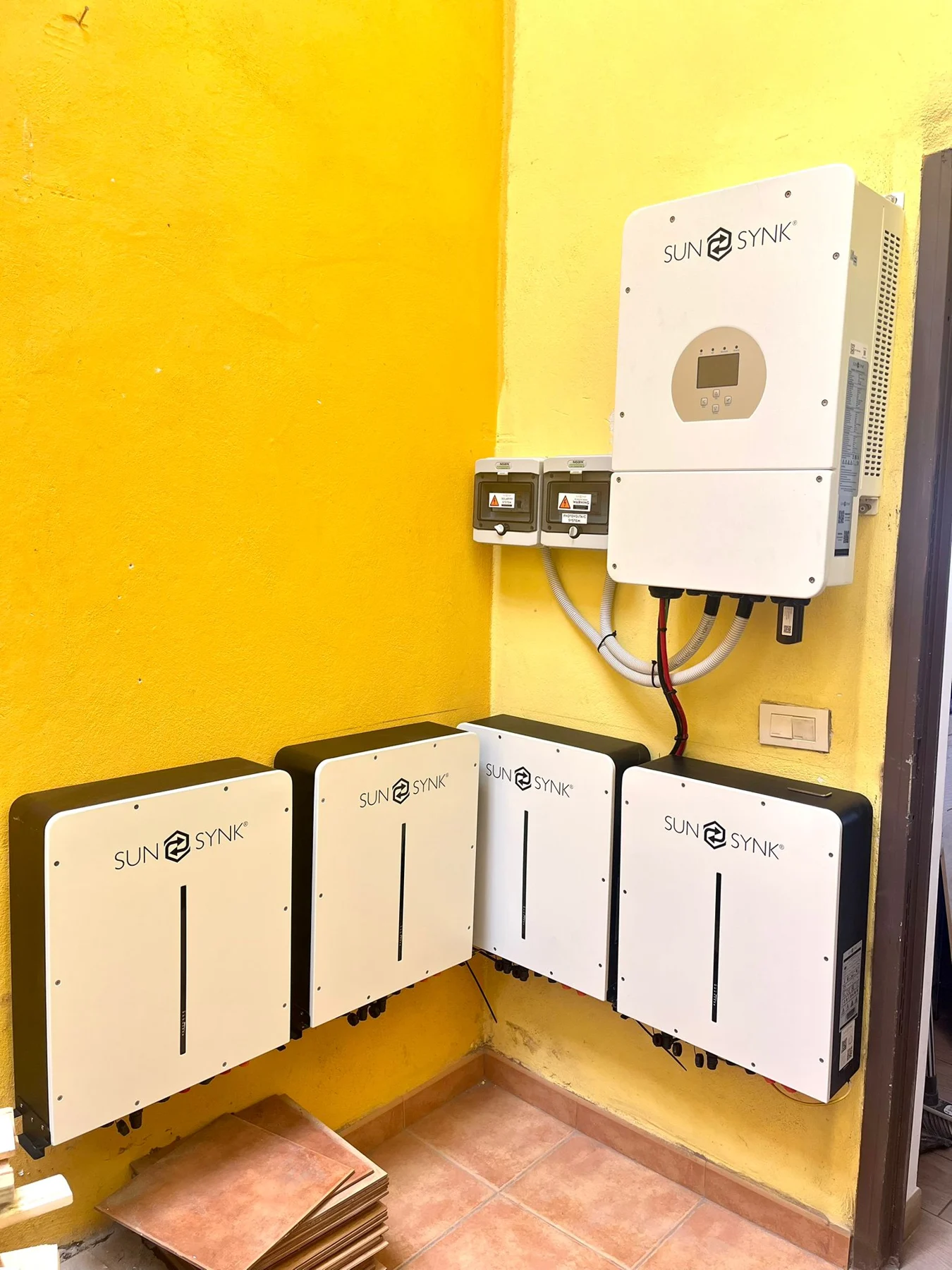 Inversor Sunsynk y tres baterías instalados por Solarclic