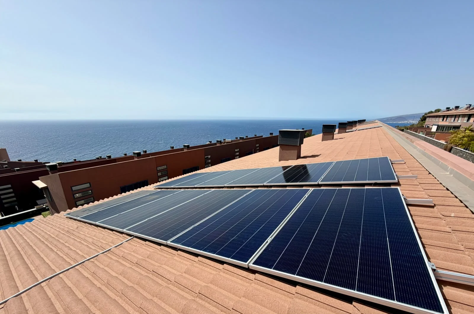 Paneles solares Solarclic adaptados a una cubierta inclinada de teja
