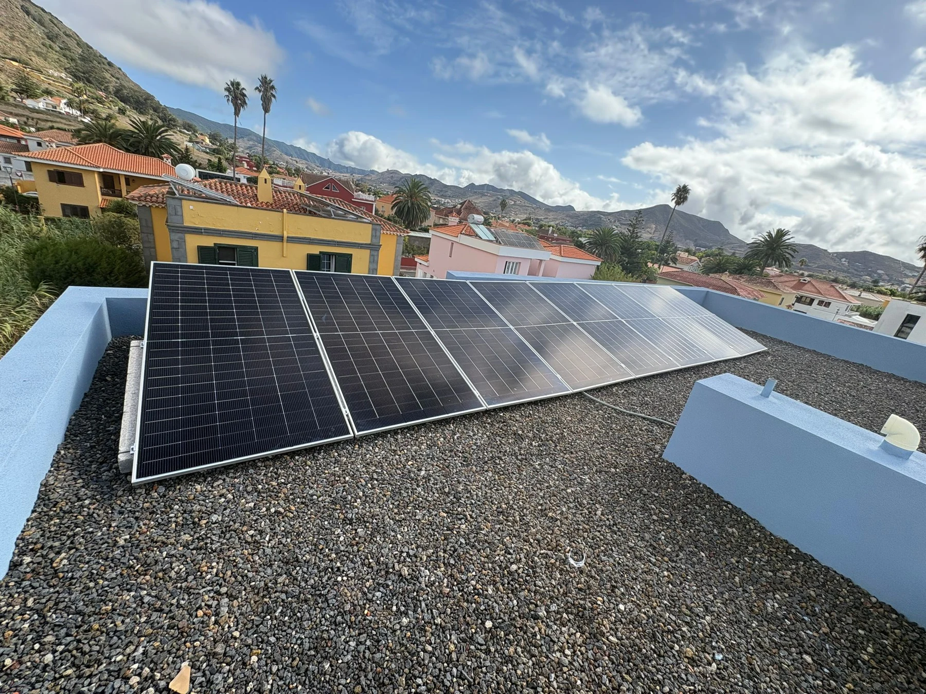 Paneles instalados por Solarclic en una cubierta residencial