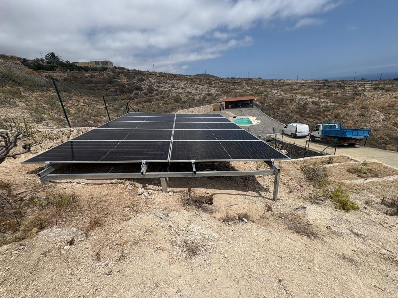 Paneles solares Solarclic sobre estructura en una finca rural