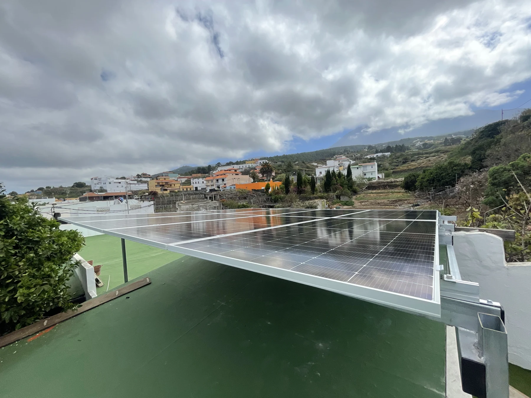 Instalación solar Solarclic sobre estructura elevada tipo pérgola en una terraza