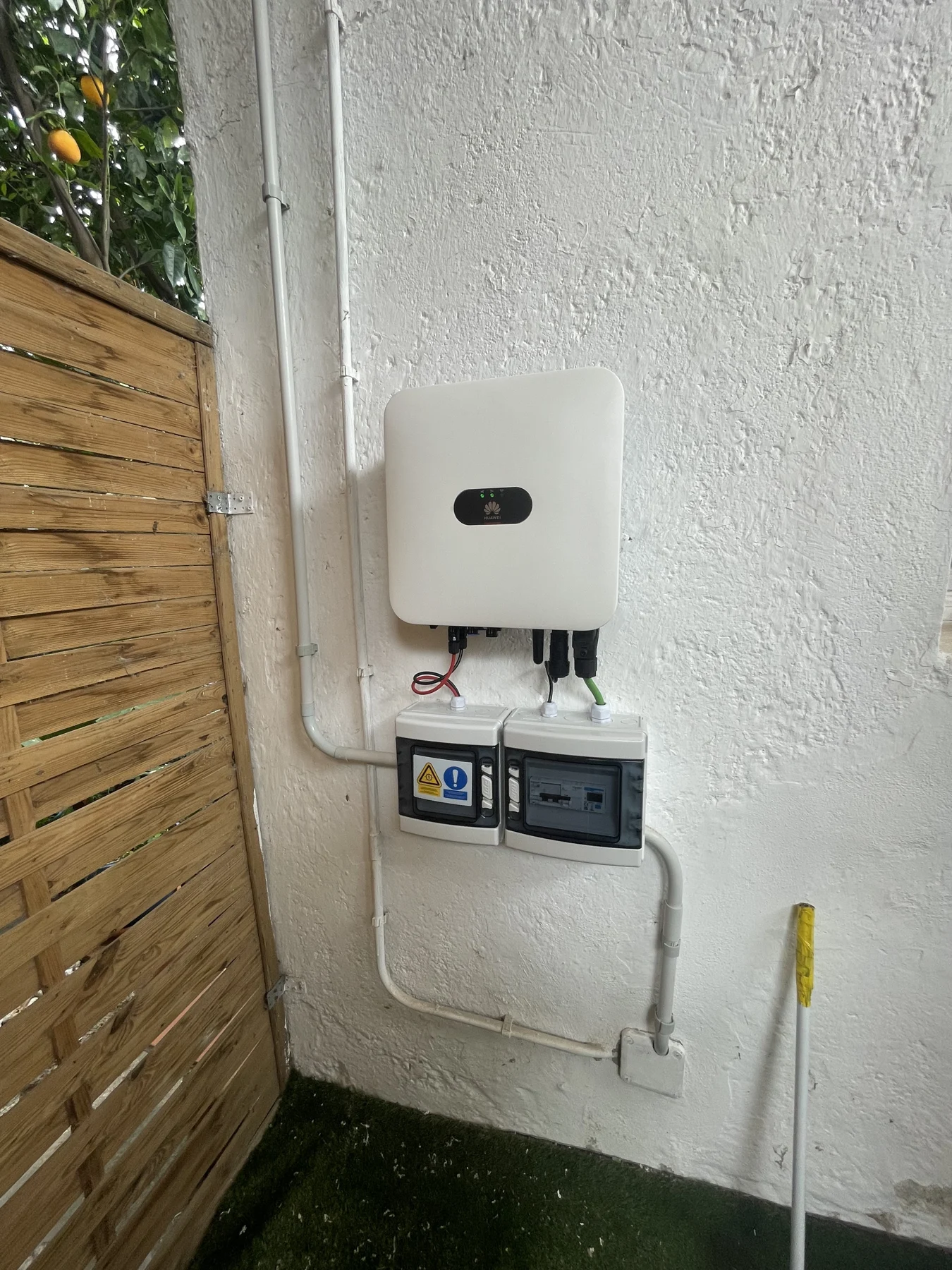Inversor Huawei y protecciones instalados por Solarclic
