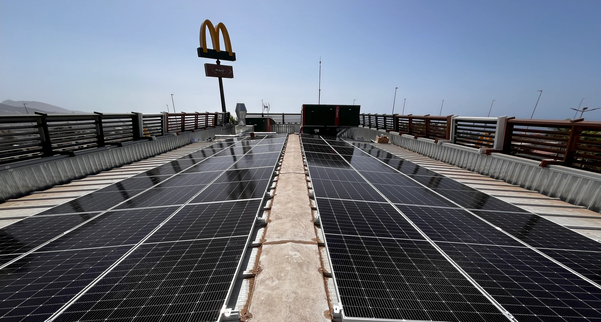 Instalación de Solarclic en McDonald’s, con el rótulo de la M al fondo