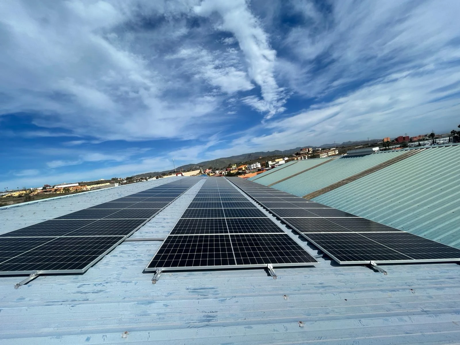 Paneles de una instalación Solarclic sobre cubierta metálica