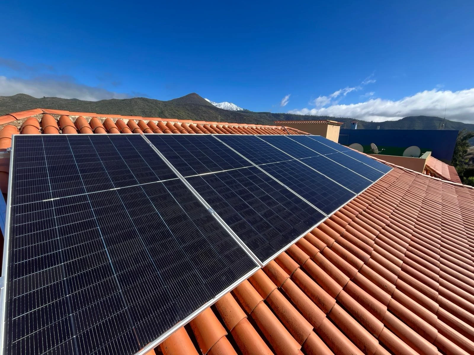 Instalación Solarclic de paneles solares sobre tejado de teja con el Teide al fondo