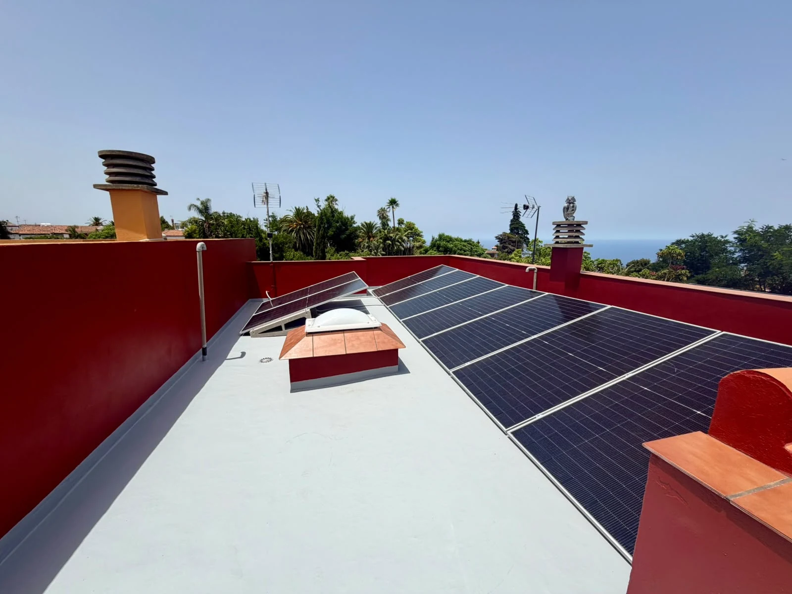 Instalación Solarclic en una azotea residencial con paneles distribuidos alrededor de una claraboya